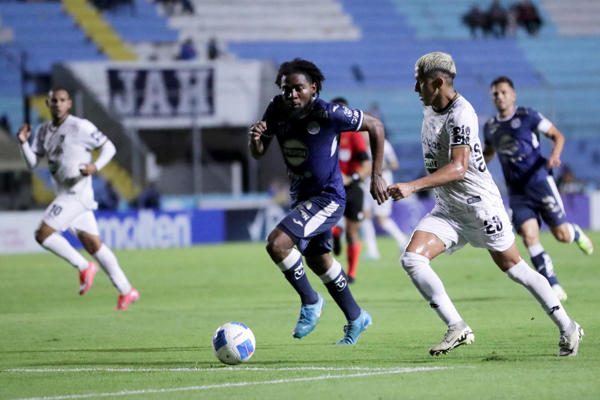 Cristopher Meléndez, de Motagua (izq.) disputa el balón ante Keny Bonilla, de Independiente, en la Copa Centroamericana de Concacaf. Foto: EFE