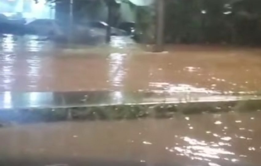 La lluvia provocó el desborde de la quebrada Fantasma que fue a dar a los salones del IPT de Cativá. Foto. Cortesía