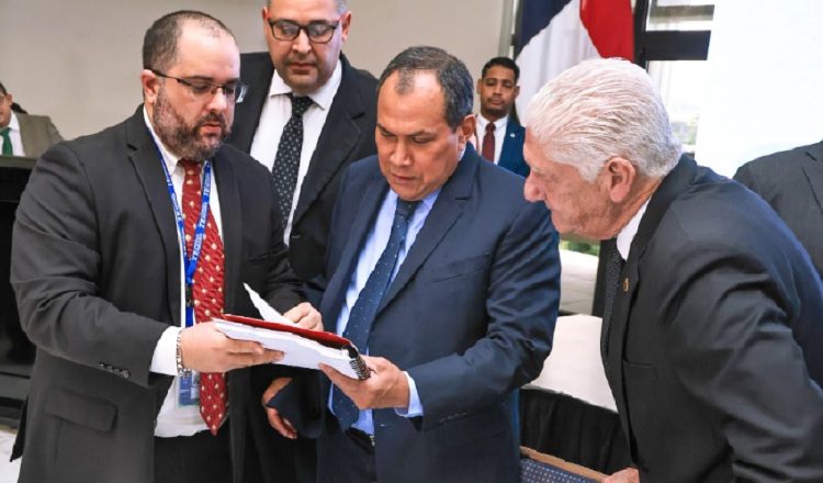 Magistrados y funcionarios del Tribunal Electoral se ilustran sobre el financiamiento público. Foto: Cortesía TE