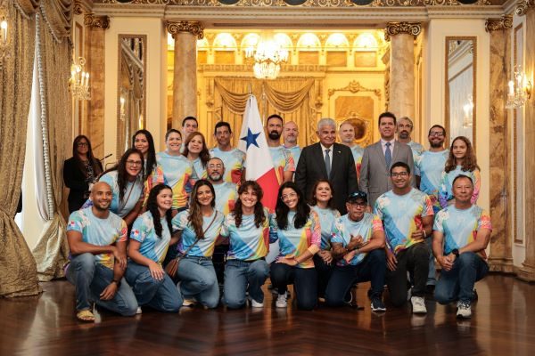 osé Raúl Mulino entregó el emblema patrio a la Selección de Panamá de Va'a. Foto: Cortesía 