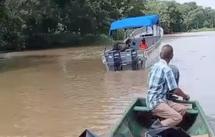 También al área se apersonaron funcionarios de la Personería de Chagres a conocer todos los elementos de este accidente. Foto. Cortesía