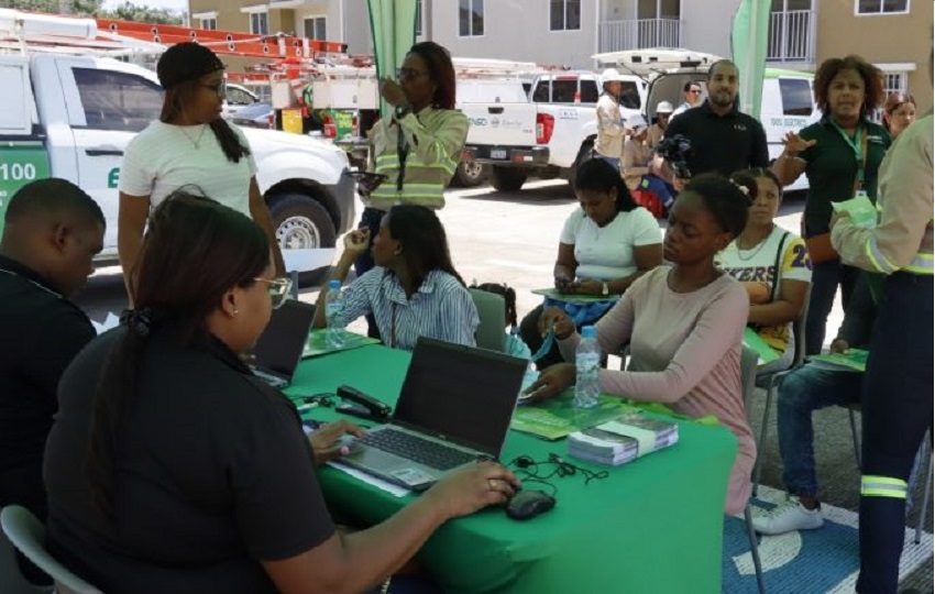 Los moradores fueron atendidos para poner en orden la documentación para ewcibir los servicios públicos. Foto. Diómedes Sánchez