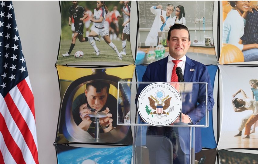 Marino Cabrera inauguró junto a Malore Brown el Colón American Center, un espacio que ofrecerá enseñanza de inglés, intercambios educativos y actividades culturales para los colonenses. Foto. Cortesía