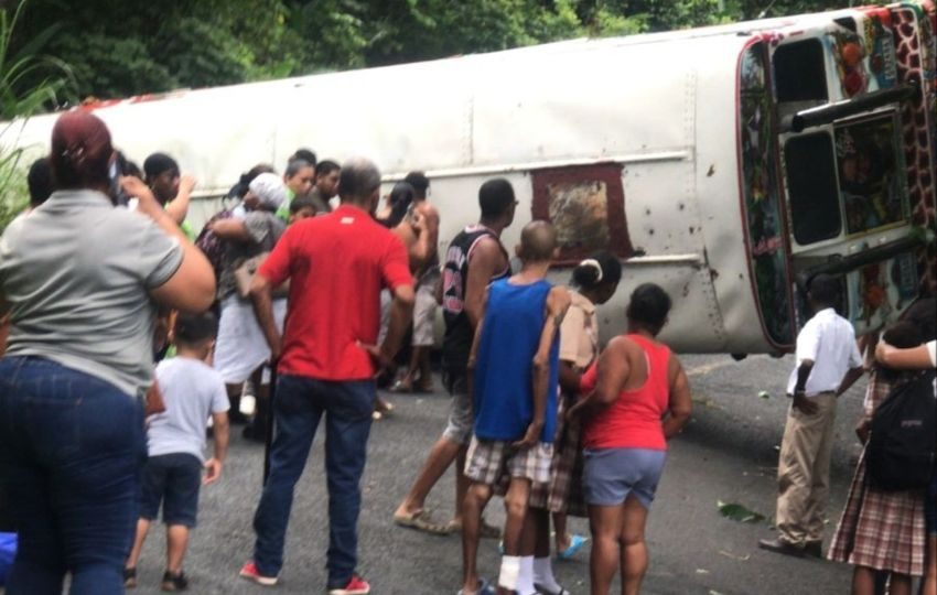 El colectivo quedó en la mitad de la vía. Foto: Diomedes Sánchez
