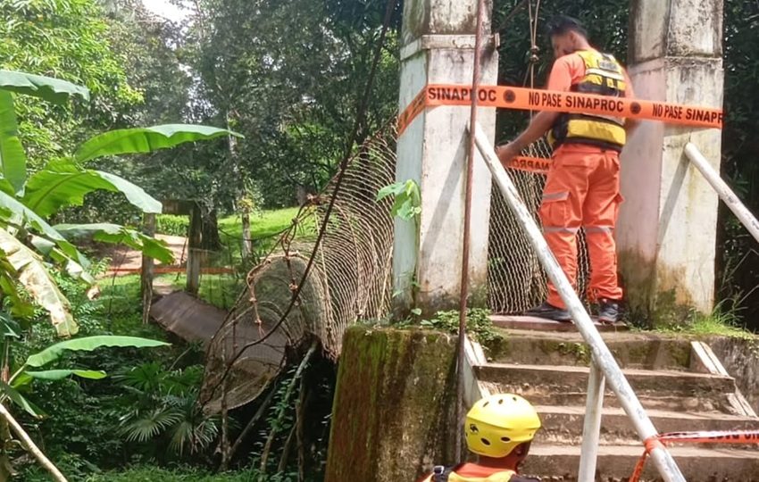 Miembros de Protección Civil inspeccionan el puente. Foto: Eric Montenegro