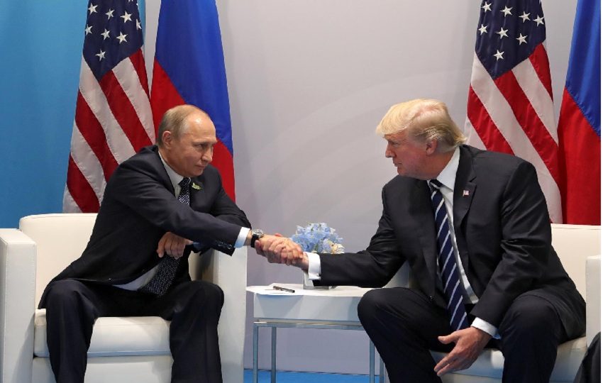 Fotografía de archivo del presidente ruso, Vladimir Putin (i), junto al mandatario de Estados Unidos, Donald Trump (d.) EFE
