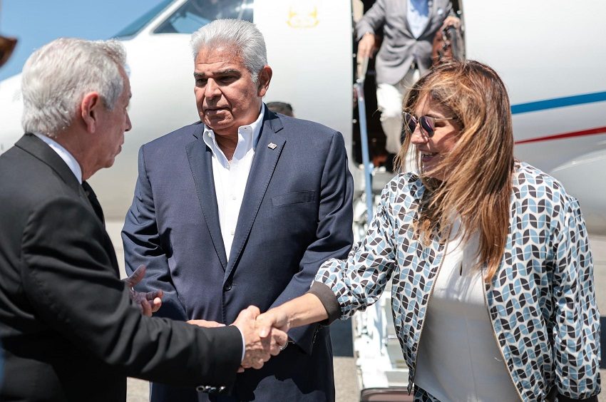 Mulino y la Primera Dama fueron recibidos por el embajador Eloy Alfaro. Foto: Cortesía Presidencia