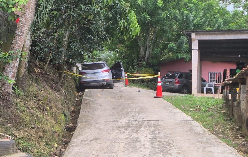 La Policía Nacional inició un operativo de búsqueda en Cativá para localizar a los plagiarios, mientras el vehículo fue acordonado con cinta amarilla para peritajes de Criminalística. Foto. Diómedes Sánchez