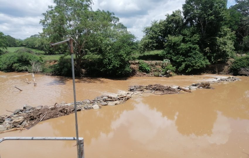 Aunque existe un seguimiento constante y estudios completos sobre el afluente, aún persiste cierto grado de contaminación. Foto. Thays Domínguez