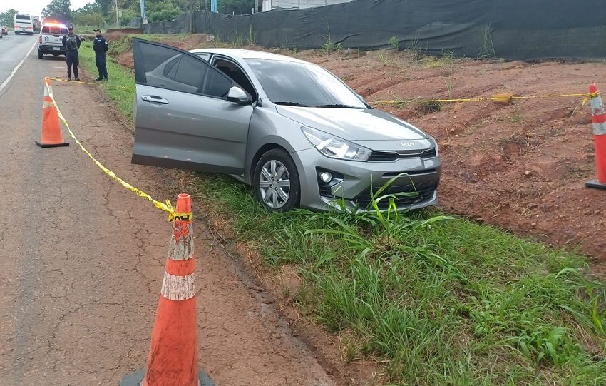Dentro del automóvil, se encontraron los artículos hurtados, entre ellos computadoras portátiles, teléfonos móviles, entre otros. Foto. Eric Montenegro
