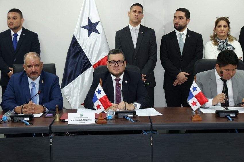 Integrantes de la Comisión de Presupuesto, presidida por Eduardo Vásquez (centro). Foto: Cortesía Asamblea