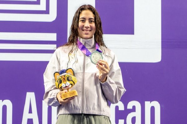 Emily Santos muestra la medalla de plata. Foto. COP