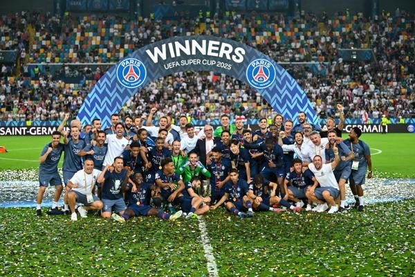 Los jugadores del PSG festejan el título de la Supercopa. Foto: EFE