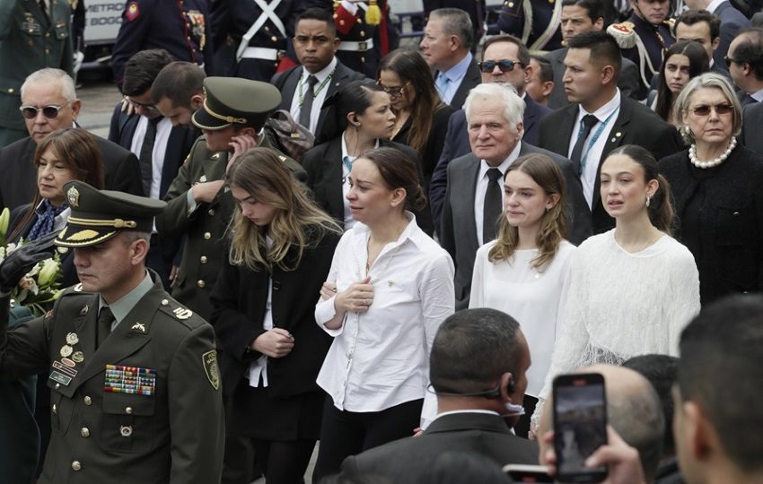 La esposa del fallecido senador Claudia Tarazona y sus hijas.
