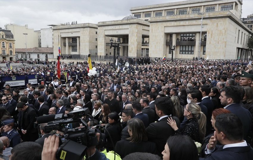 Ciudadanos acompañan el féretro en la Plaza de Bolívar (Bogotá).  EFE