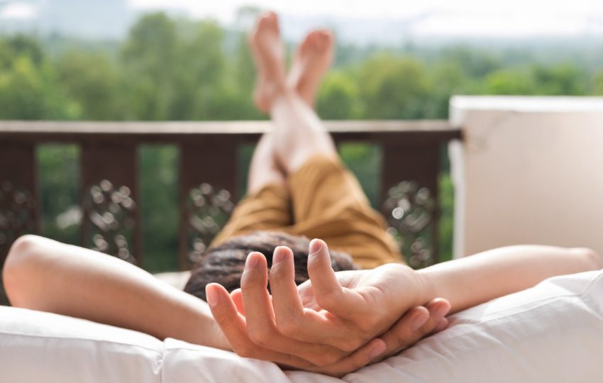 Solemos olvidar que no hacer nada es hacer algo: parar para descansar, poder recuperarnos y cuidar de nosotros mismos. Foto: Snowing / Freepik