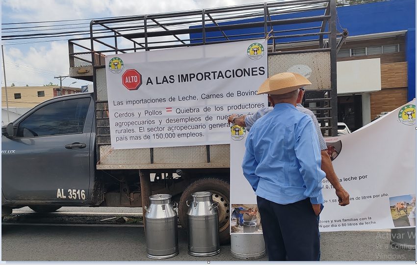 “Yo no quiero ver nunca más esas imágenes camiones de leche tirando el producto en la carretera interamericana; ese caos espero que no se produzca en mi gobierno, voy a apoyar al sector lechero con todo”. Foto. Eric Montenegro