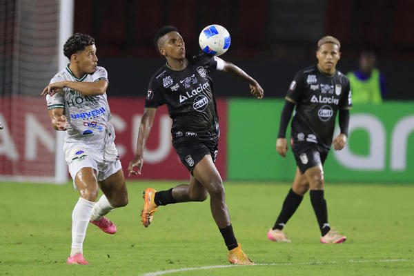 Héctor Hurtado (c) de Independiente disputa el balón con Daiver Vega (i) de Verdes . Fotos.EFE