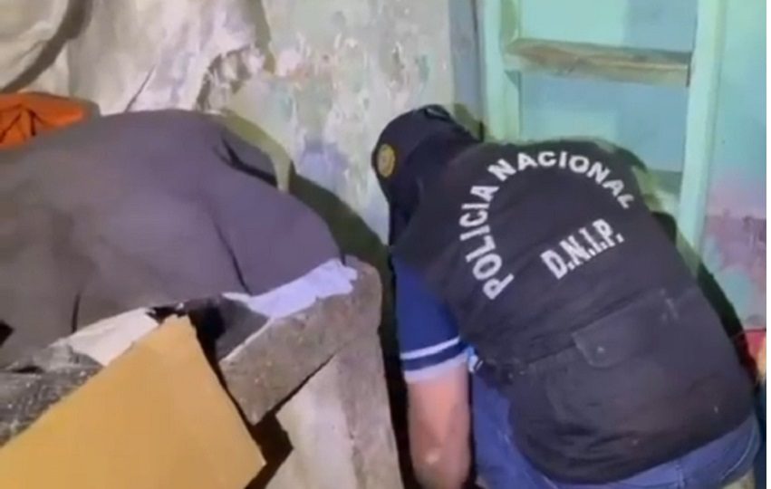 El mayor De La Rosa, señaló que en esta diligencia de allanamiento se recuperaron varios indicios que guardan relación con este robo. Foto. Polícía Nacional