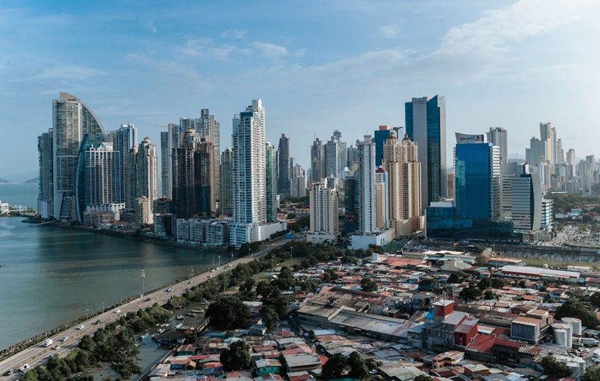 El Gobierno panameño mantiene la expectativa de un crecimiento económico del 4 % para este año. Foto: Pexels/Luis Quintero
