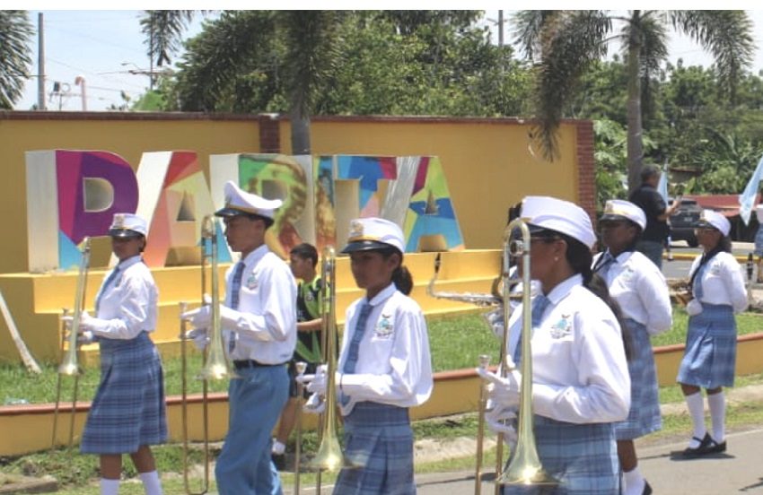 La fundación de Parita también se celebró con un multitudinario desfile cívico, en el que participaron unas 20 delegaciones estudiantiles de diferentes regiones del país, además de representantes . Foto. Thays Domínguez