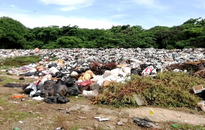 En Azuero, los vertederos a cielo abierto son la norma, y varios de ellos podrían ser clausurados en los próximos años como parte de una propuesta de crear un relleno sanitario común. Foto. Thays Domínguez