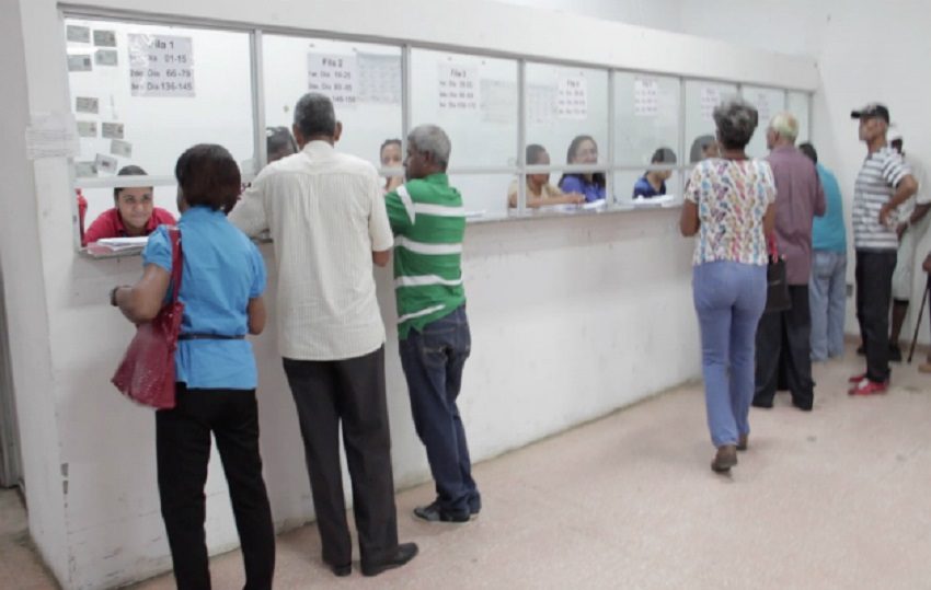 Los jubilados esperan su bono.