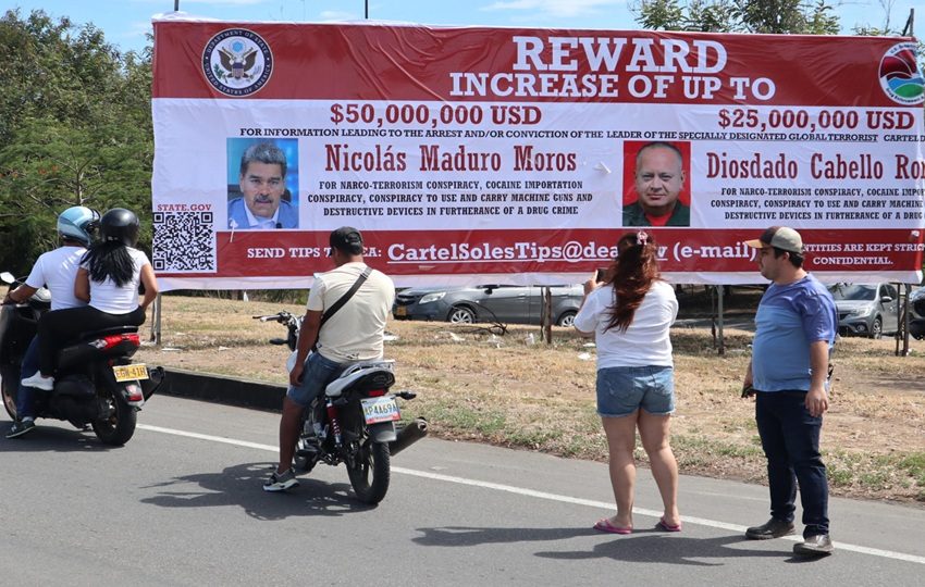 La valla con la imagen del presidente de Venezuela, Nicolás Maduro, fue removida. Foto: EFE