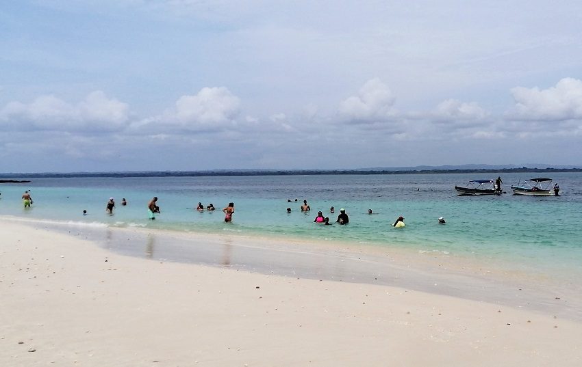 El turismo de ballenas en Panamá aporta beneficios económicos a comunidades costeras y, bien gestionado, refuerza la conservación y la educación ambiental.. Foto. Thays Domínguez