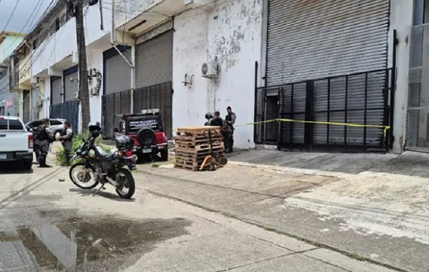 Se conoció que esta empresa se dedica a la venta de licores y otros productos y no tiene una identificación en su parte frontal.
