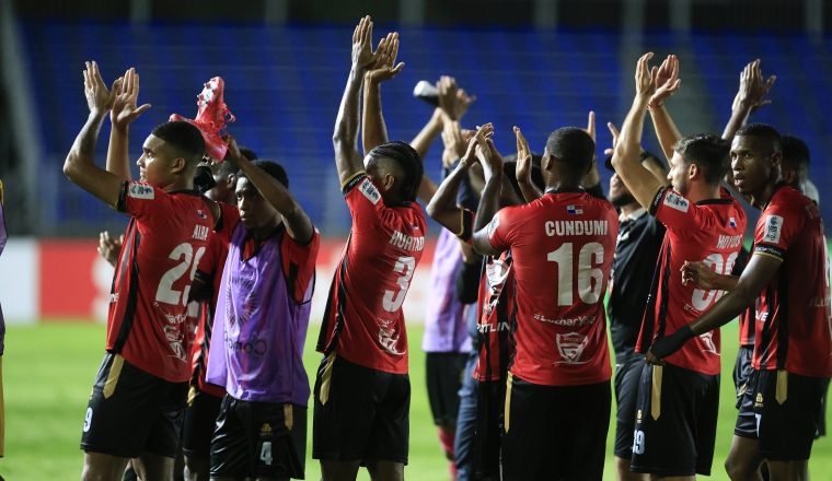 Sporting enfrenta a Real España en la Copa Centroamericana de la Concacaf. Foto: EFE