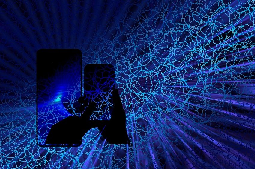  Las aplicaciones han pasado de las computadoras a los celulares, con más facilidades para que los clientes realicen sus transacciones. Foto ilustrativa