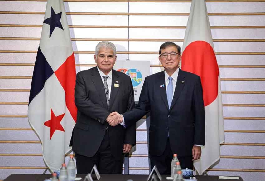 Mulino junto al primer ministro de Japón, Shigeru Ishiba