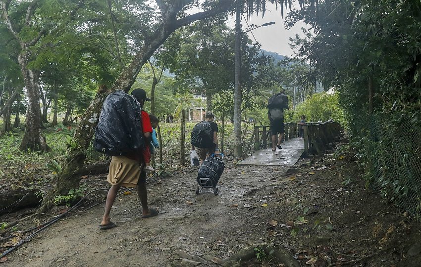 Migrantes en medio de la selva colombiana. Foto: EFE