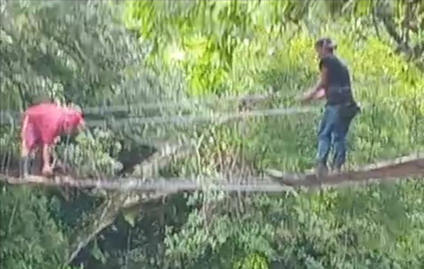 Los residentes arriesgan sus vidas cruzando los puentes. Foto: Melquiades Vásquez