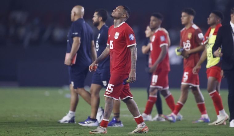 Jugadores del equipo mayor de Panamá, lamentan el equipo de Guatemala. Foto: EFE