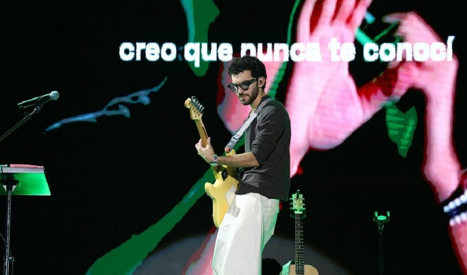Yorghaki tocando la guitarra para más de 5 mil personas. Foto: Cortesía