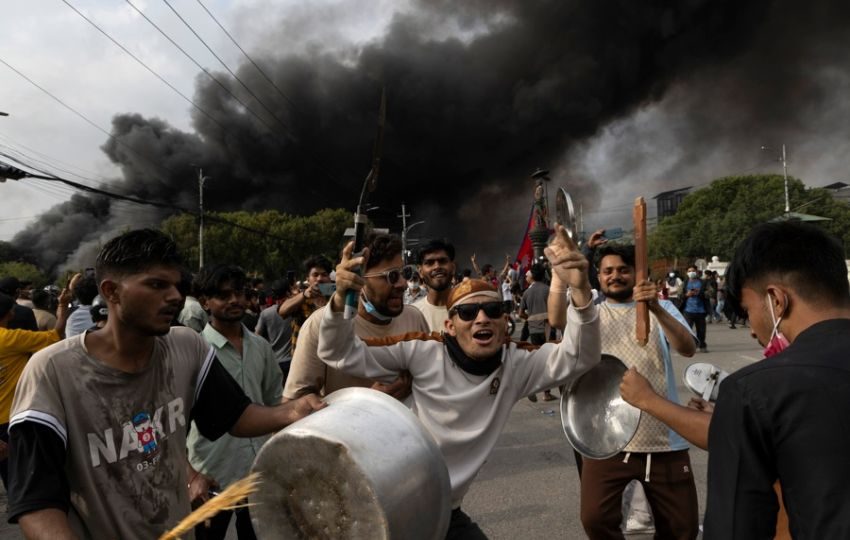 Manifestantes nepalíes frente al palacio Singha Durbar. Foto: EFE