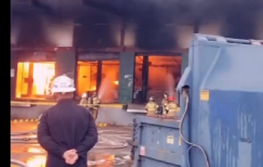 El incendió se declaró cerca delas 4:30 dela tarde. Foto. Tomada del video del Cuerpo de Bomberos