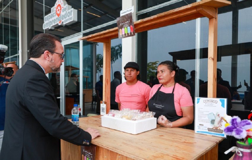 Ministro Julio Moltó junto a emprendedores. Cortesía