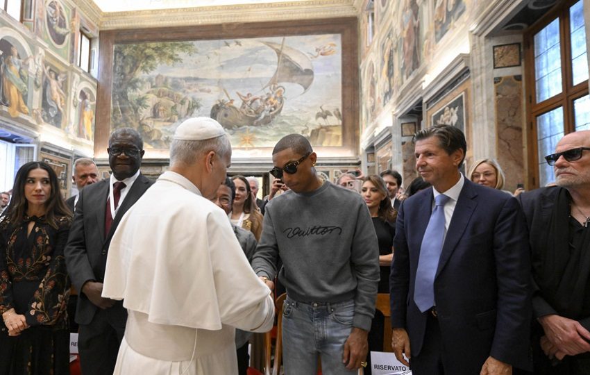El papa León XIV saludó al cantante Pharrell Williams en el Vaticano, en una audiencia celebrada un día antes de un concierto. Foto: EFE