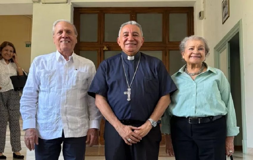 Monseñor José Domingo Ulloa Mendieta (c) junto a familiares de Hugo Spadafora. Cortesía