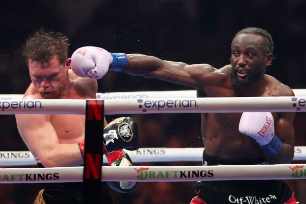 El mexicano Saúl 'Canelo' Álvarez (izq.) recibe un golpe del estadounidense Terence Crawford durante su pelea en el Allegiant Stadium en Las Vegas. Foto: EFE