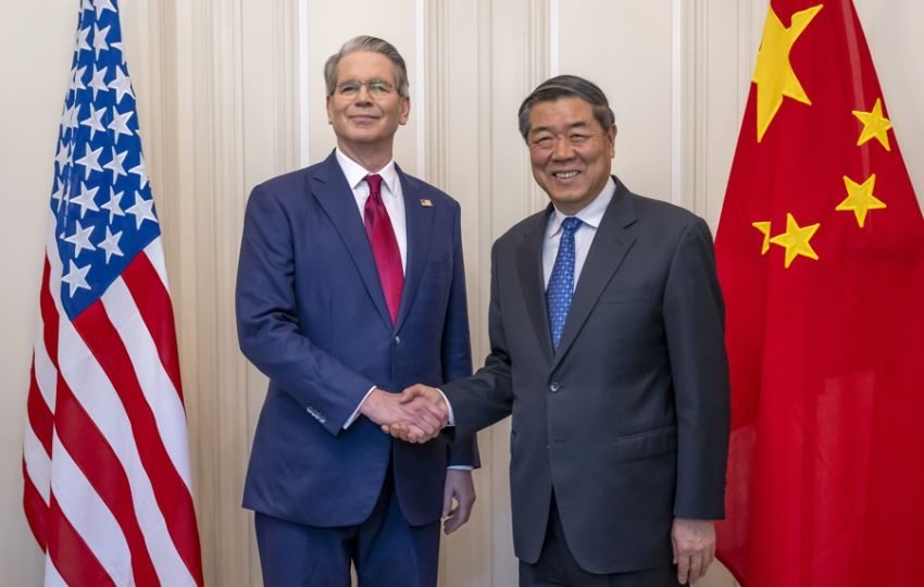 El secretario del Tesoro de EE.UU., Scott Bessent (i) y el vice primer ministro de China, He Lifeng. Foto: EFE