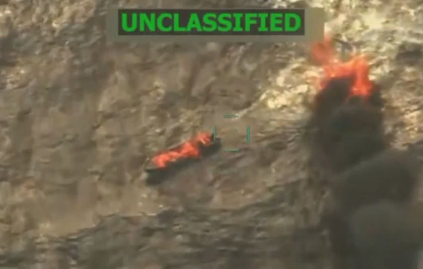 Embarcación en llamas luego de ser atacada en el mar Caribe. Foto: EFE