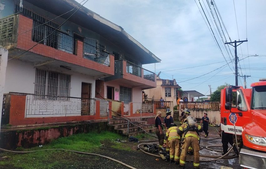 El incendio fue controlado en su totalidad a las 8:15 a.m., en medio de la curiosidad de las personas y de los conductores que transitan por el área. Foto. Diómedes Sánchez