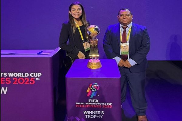 Amarelis De Mera (izq.), entrandora de Panamá. Foto: FPF