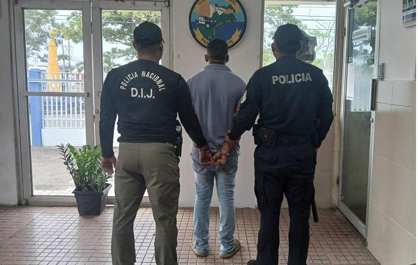 La aprehensión del presunto femicida se realizó en el corregimiento El Arado, distrito de la Chorrera mediante diligencia de allanamiento junto con el Ministerio Público (MP). Foto. Policía Nacional