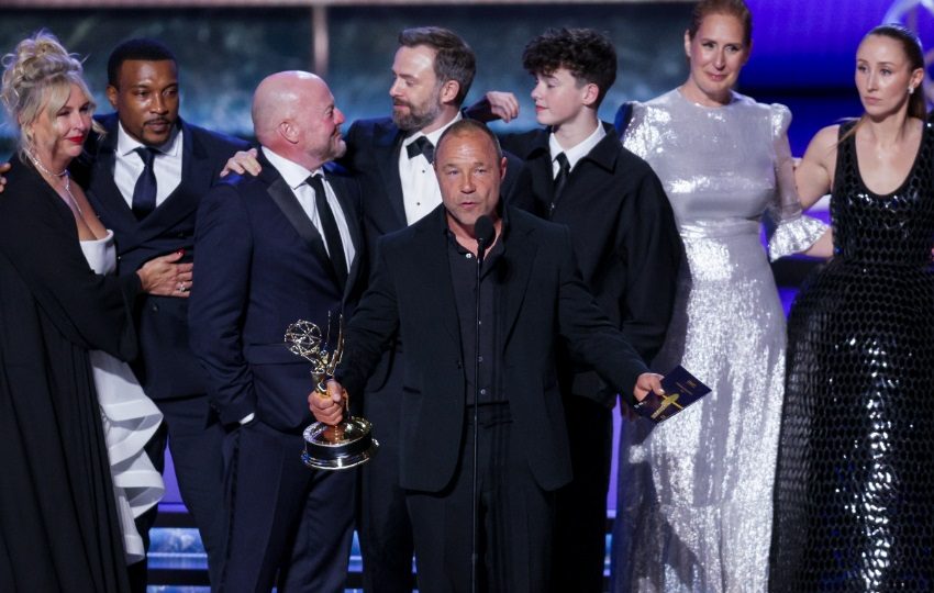 Stephen Graham (c) junto con el resto del reparto recoge el Emmy a la mejor miniserie. Foto: EFE / Allison Dinner