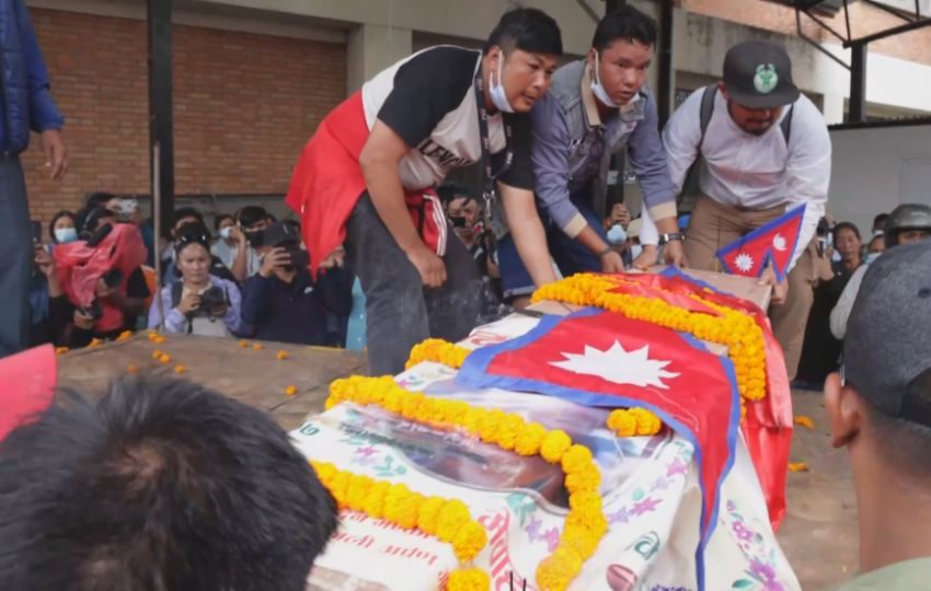 Funerales de las víctimas tras el levantamiento juvenil.